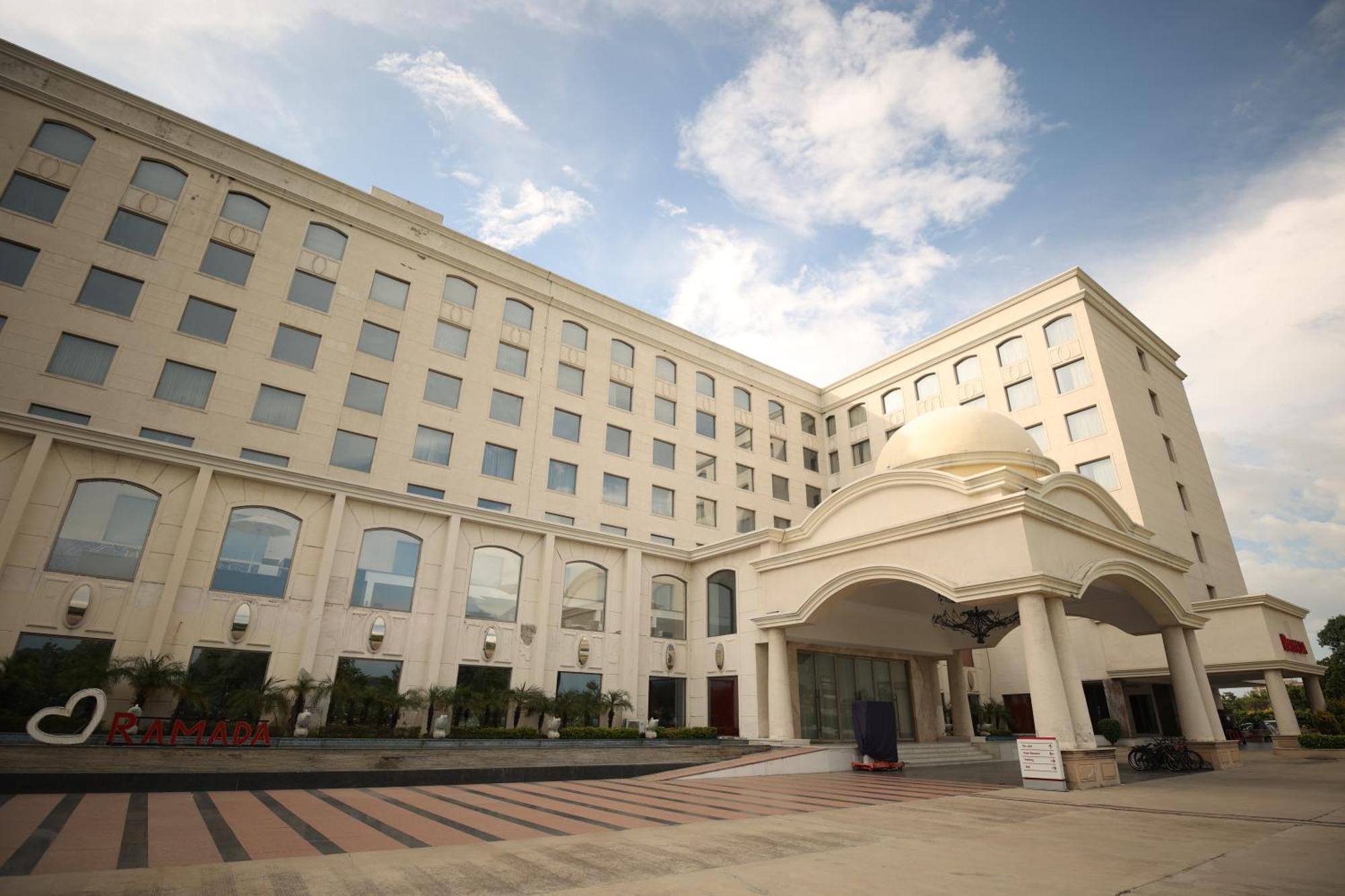 Ramada By Wyndham Lucknow Hotel And Convention Center Exterior photo