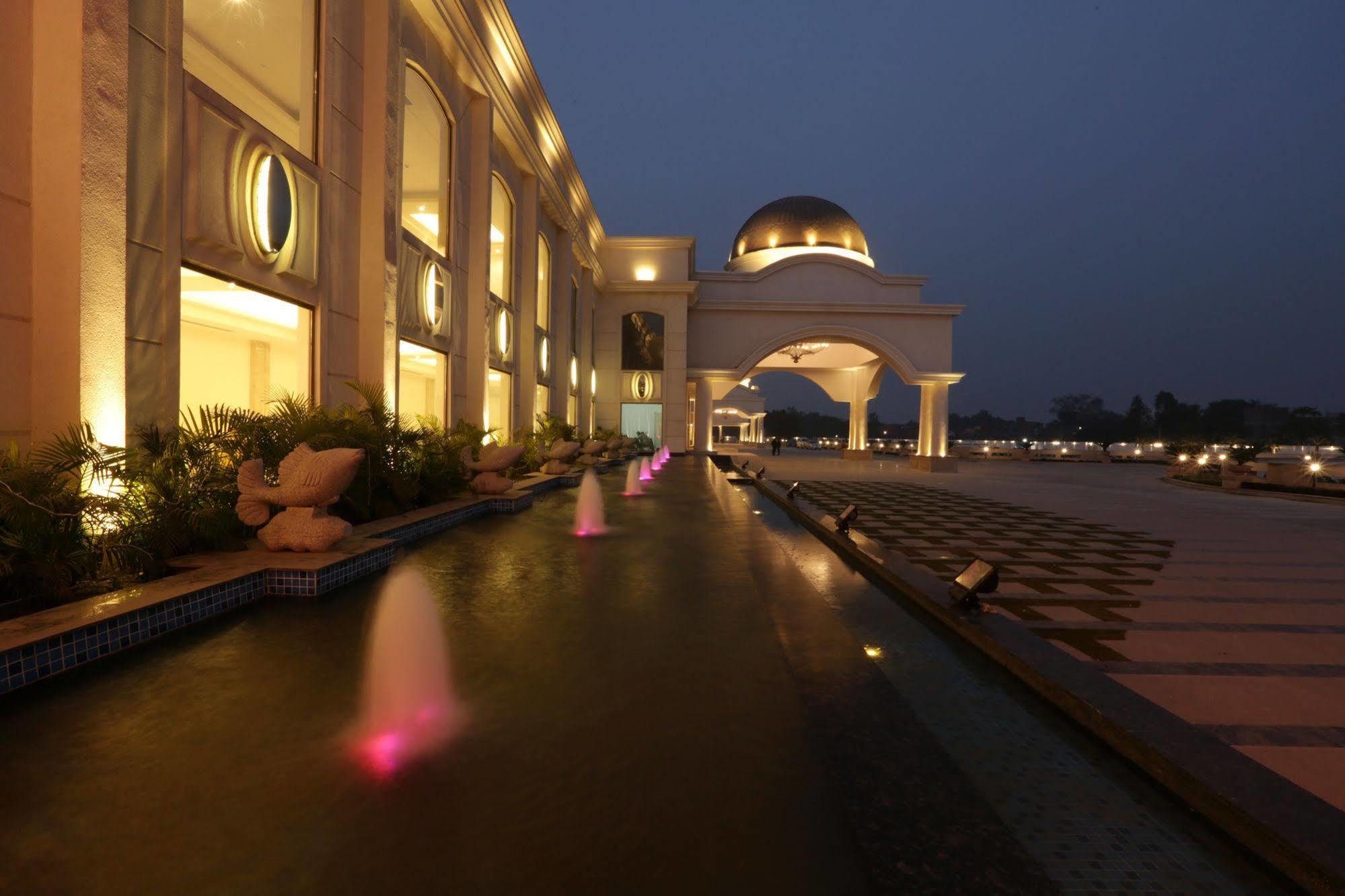 Ramada By Wyndham Lucknow Hotel And Convention Center Exterior photo